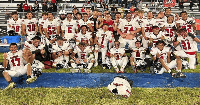 Grants Pirates 2025 FB Team Photo